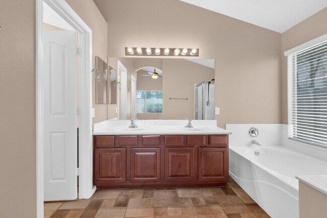 Building Photo - Lovely 3 bed / 2.5 bath Home in the Power ...