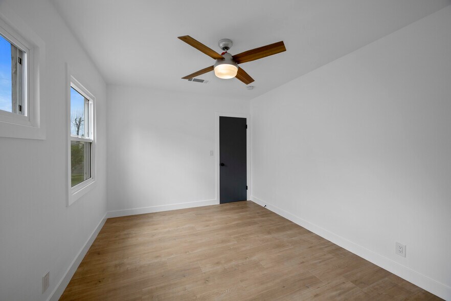 Building Photo - 2640 N Buena Vista St