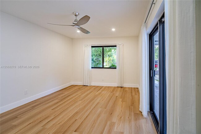 Building Photo - 1825 Alamanda Dr