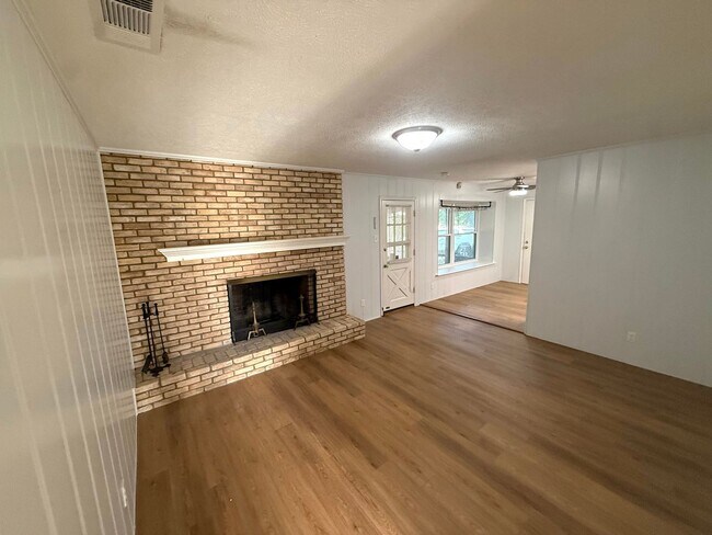 Building Photo - 835 Hill City Dr