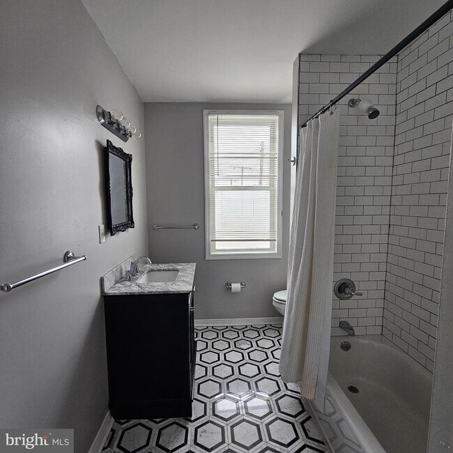 Building Photo - 3419 Chestnut Ave