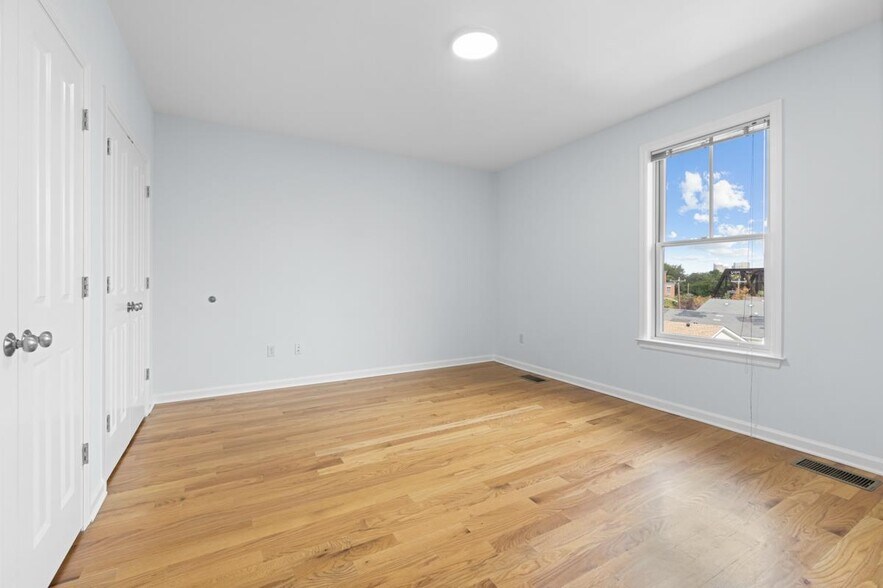 Building Photo - 437 Whiton St