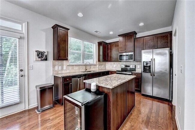 Building Photo - 5880 Vinyard Ln