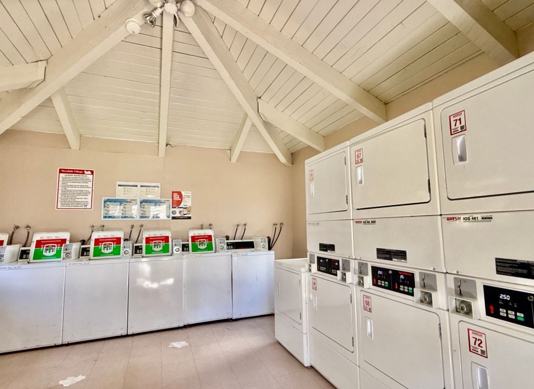 Building Photo - 2521 W Sunflower Ave