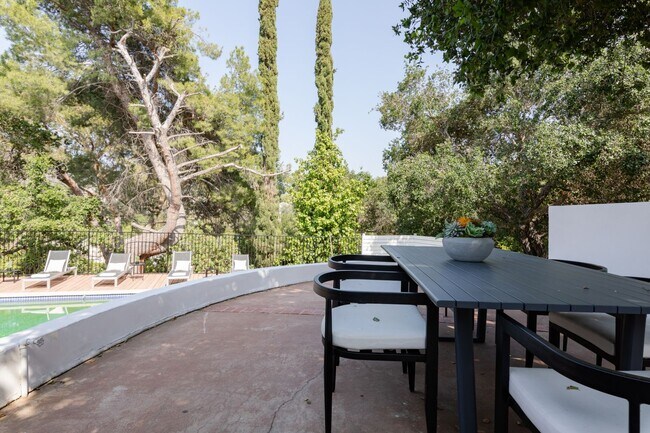 Building Photo - Beautiful Hollywood Hills Home For Lease!