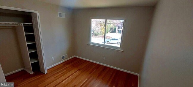 Building Photo - 9820 Inglemere Dr