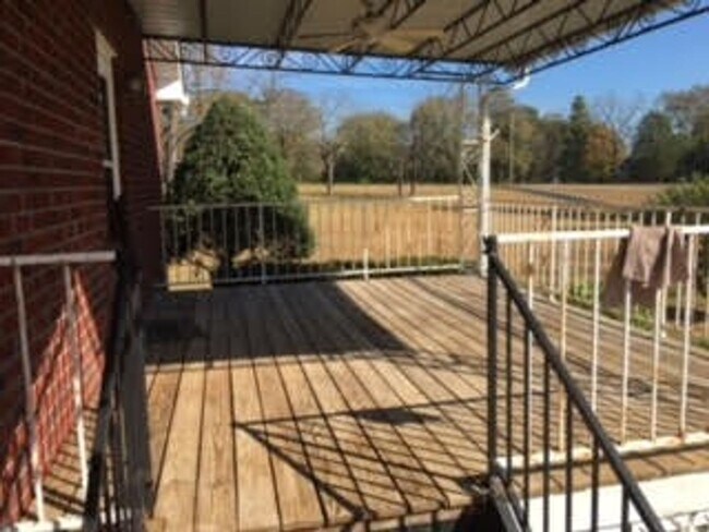 Building Photo - 3 Bed, 2 Bath home with Shop & 3 acres!