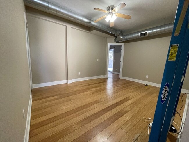 Building Photo - 933 E Front St