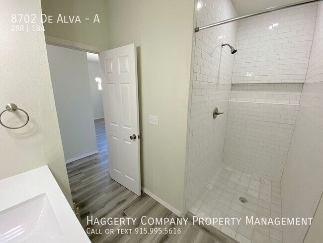 Building Photo - 8702 De Alva Dr