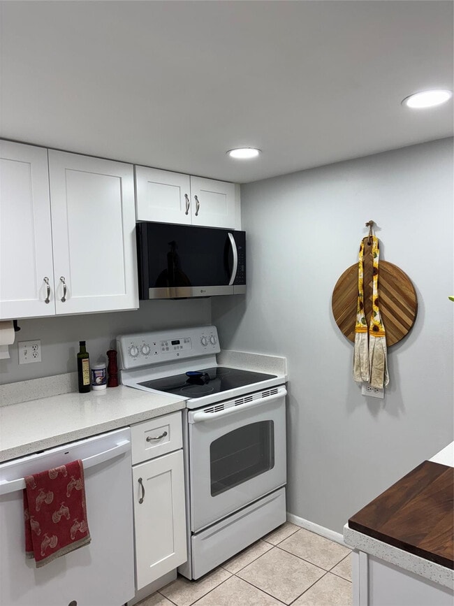 Building Photo - 3650 Inverrary Dr