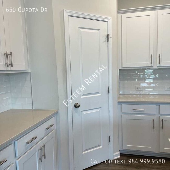 Building Photo - 650 Cupota Dr