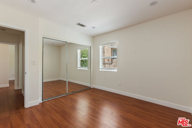 Building Photo - 1206 Beachwood Dr