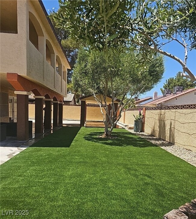 Building Photo - 8600 Abanico Ct