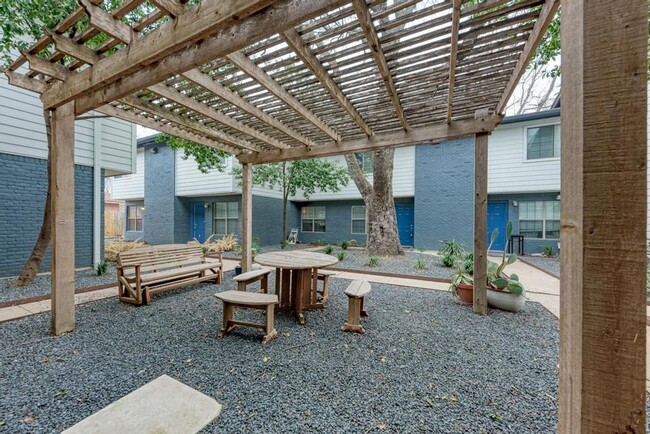 Building Photo - 2/2.5 Townhome in Desirable North Austin