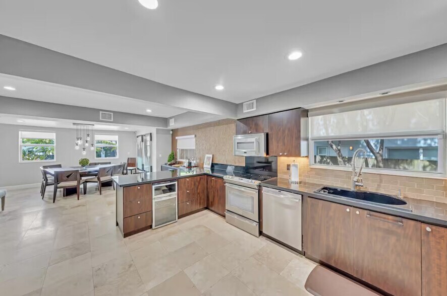 Building Photo - 200 NE 16th Ave