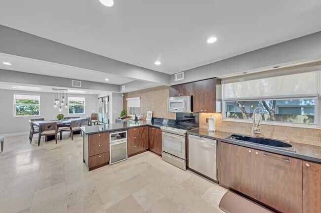 Building Photo - 200 NE 16th Ave