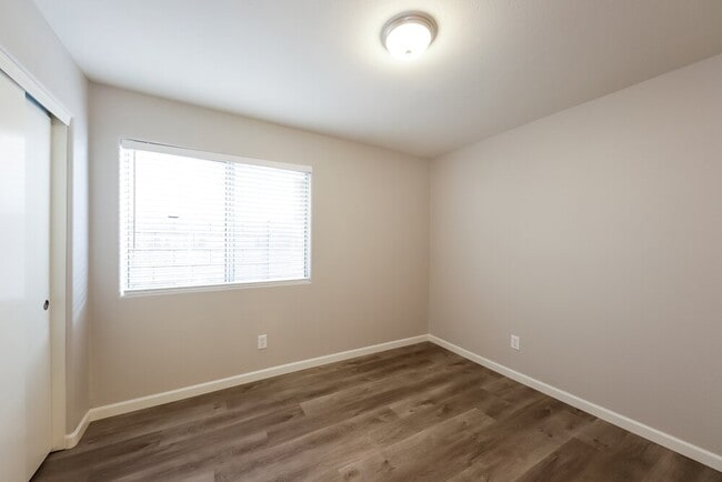 Building Photo - 4116 E Coolbrook Ave