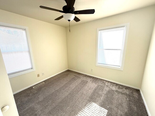 Building Photo - 1621 Clover Ln