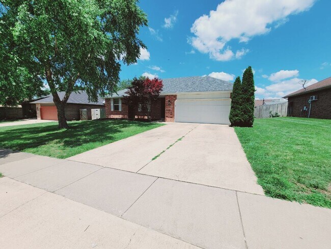 Building Photo - Great Southwest Location - Kickapoo, Chero...