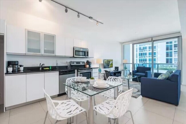 Primary Photo - 6551 Collins Ave