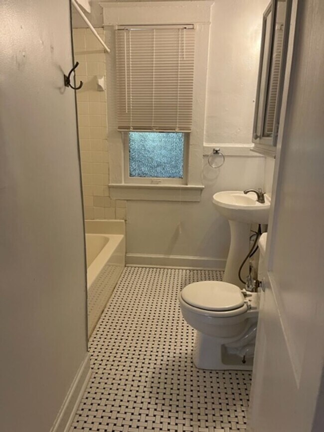 Building Photo - FERRIE RICH DUPLEX