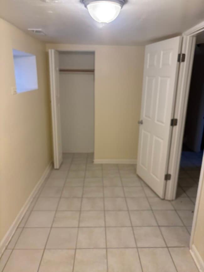 Building Photo - 115 S Kilbourn Ave