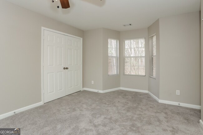 Building Photo - 1234 Justin Ln