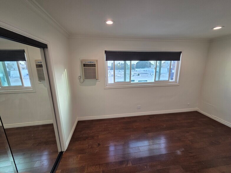 Building Photo - 1344 N Martel Ave