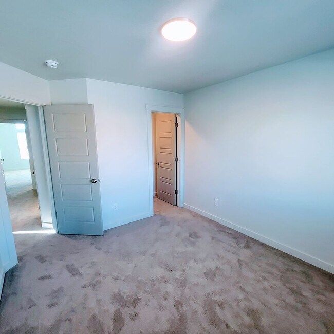 Building Photo - Gorgeous Townhome!!!