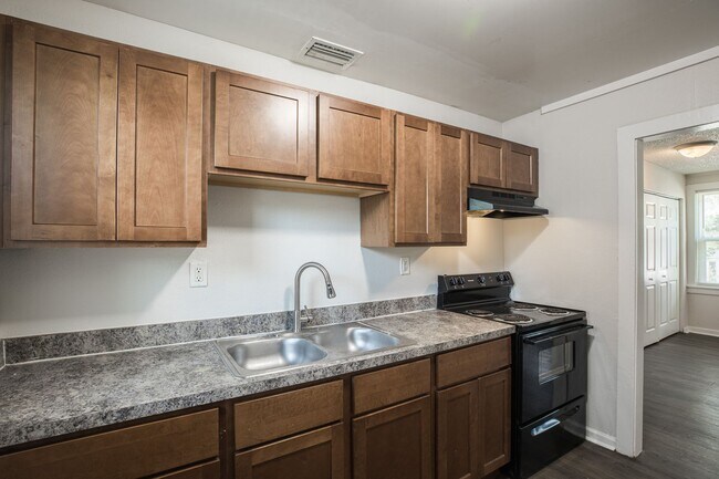 Building Photo - Spacious 3 bedroom, 1 Bathroom Upper Level Duplex Apartment