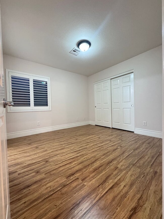 Building Photo - LUXURY LIVING • GOLF COURSE VIEW • GUARD-GATED COMMUNITY