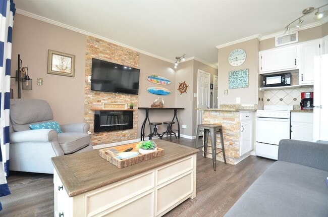 Building Photo - 6102 Seawall Blvd