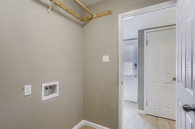 Building Photo - 4819 Brooklawn Dr