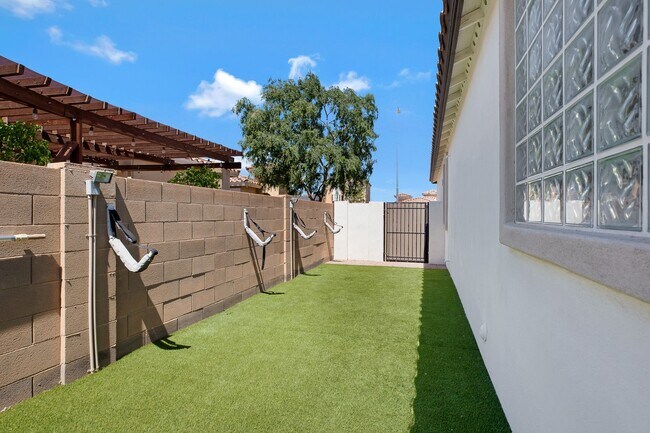 Building Photo - Charming Home with heated Pool & Spa! Amaz...