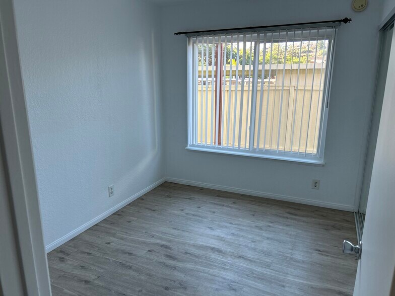 Building Photo - 4070 Porte La Paz