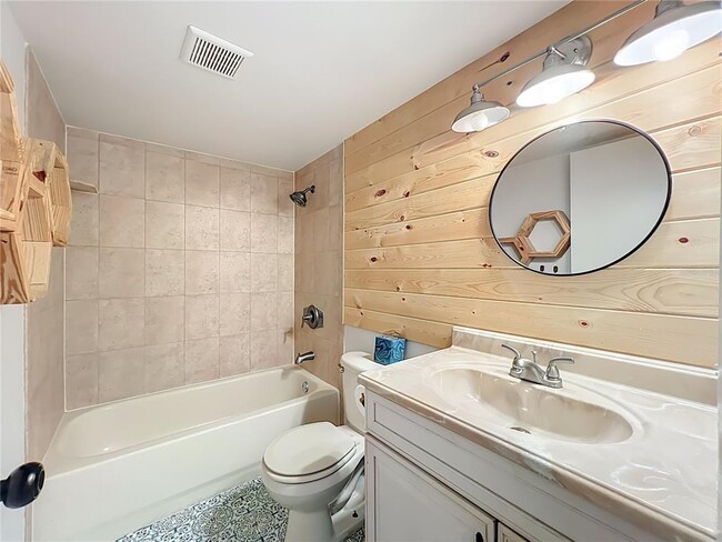 Building Photo - 233 Crown Oaks Way