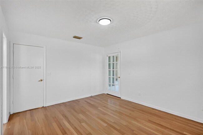 Building Photo - 1833 SW Bellevue Ave