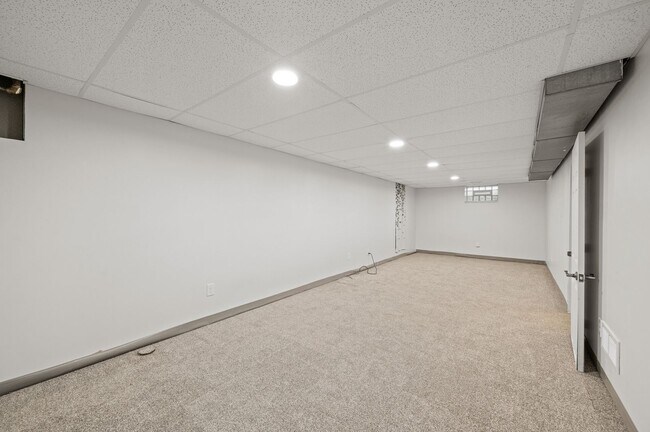 Building Photo - 1711 Rose Pl W