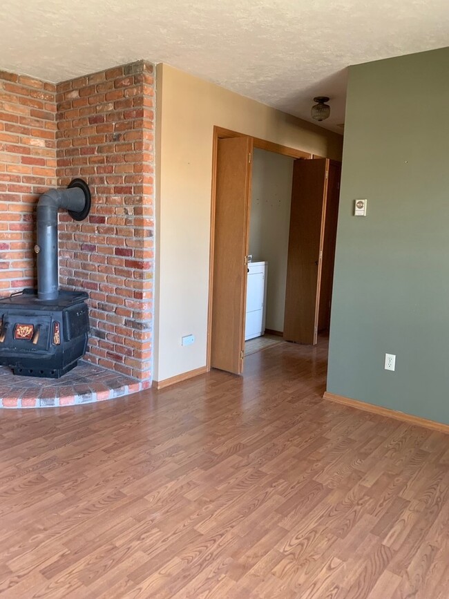 Building Photo - 2 Bedroom 2 Bathroom Condo Close to Campus!