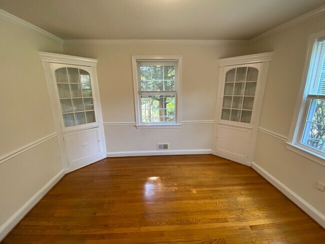 Building Photo - 3 Bed Brick Colonial Just Blocks from Red ...
