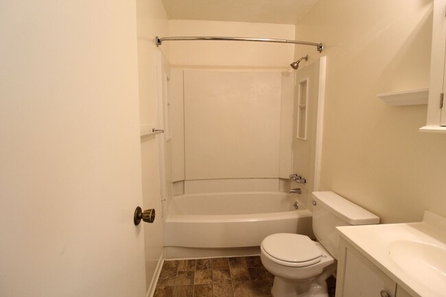 Building Photo - 2 Bedroom 1 Bath Duplex in the Westport Area