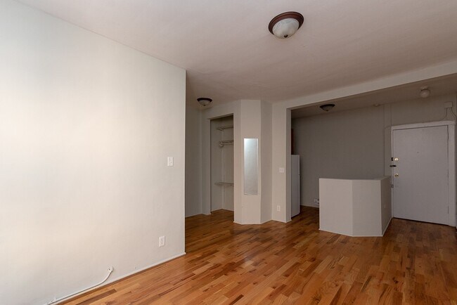 Building Photo - 457 W Melrose St