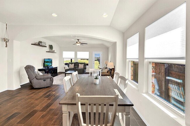 Building Photo - 116 Alba Ave