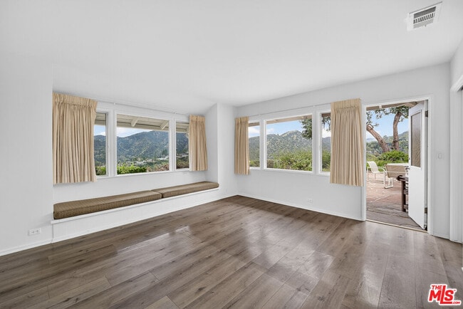 Building Photo - 935 Linda Flora Dr