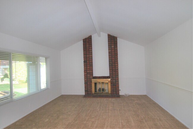 Building Photo - Beautiful 3-Bedroom Home with Pool, Spa & 3-Car Garage in Orange