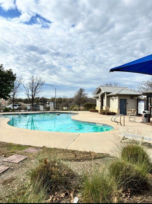 Building Photo - 1620 Bryant Dr