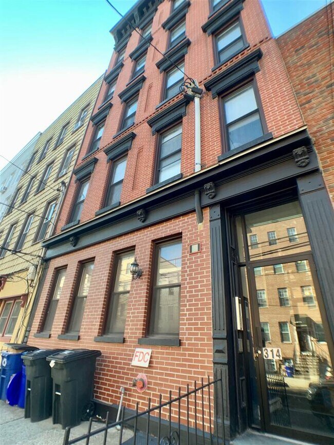Building Photo - 314 Monroe St