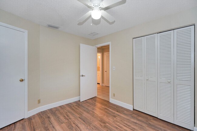 Building Photo - 2716 SW 46th St