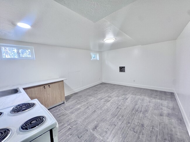 Building Photo - 880 E 200 N