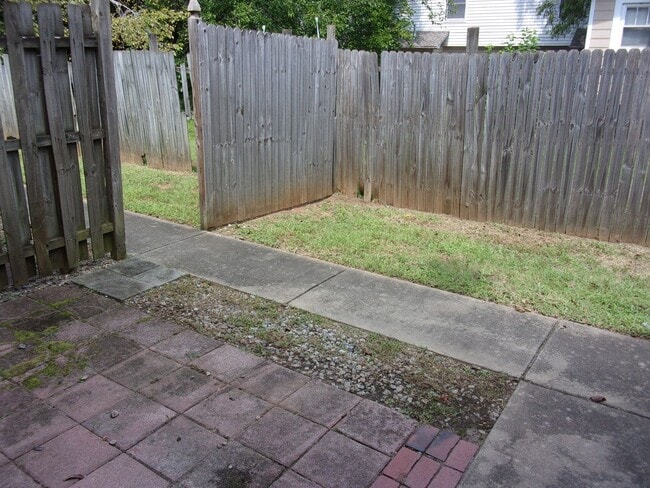 Building Photo - Recently Renovated 2 Bedroom 1 1/2 Bath To...